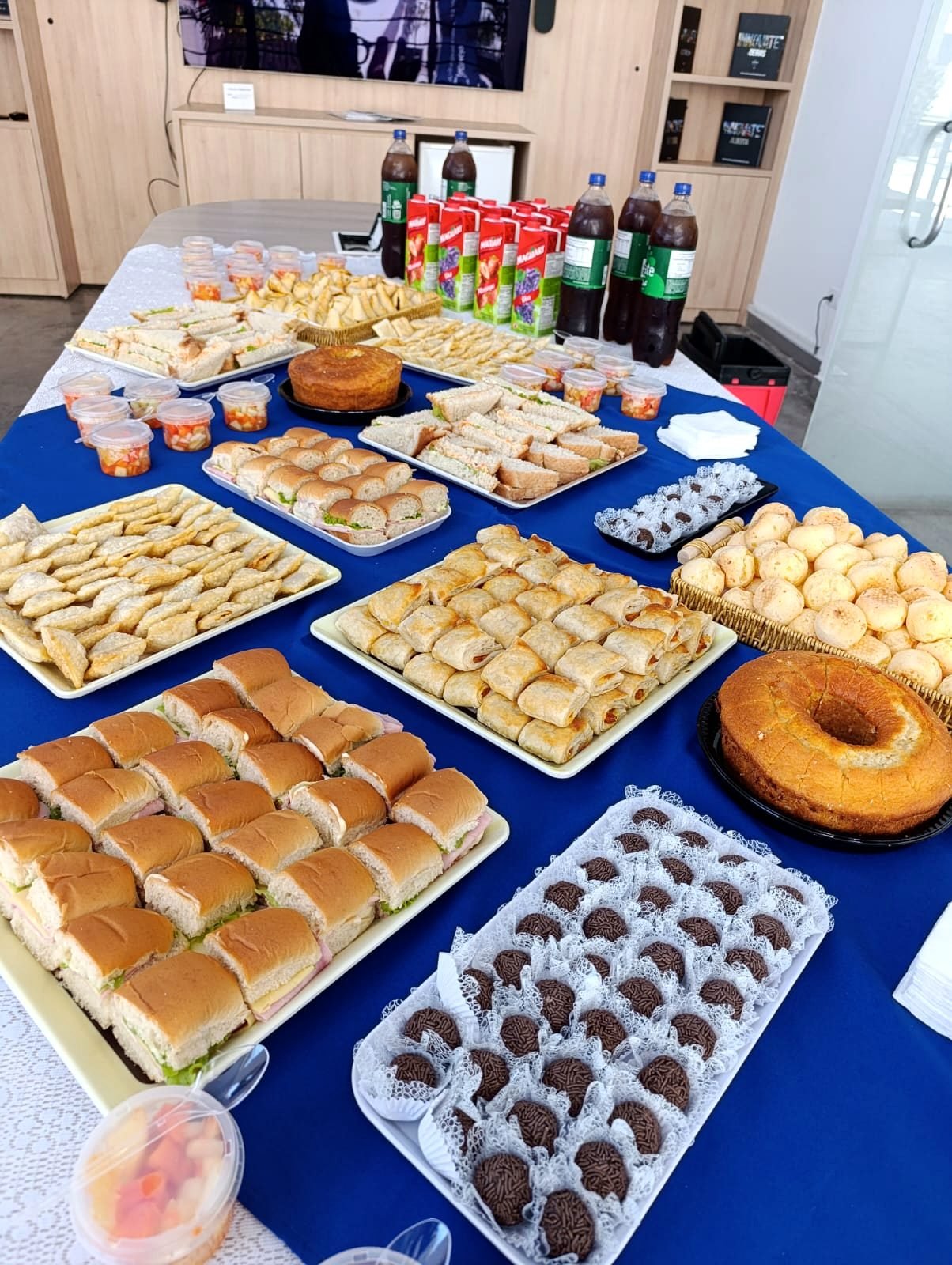 Coffee break corporativo montado para evento empresarial