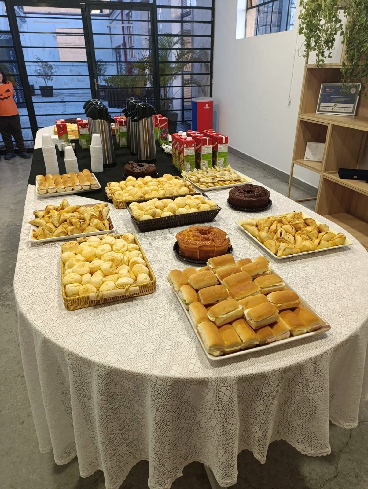 Mesa de coffee break preparada para evento