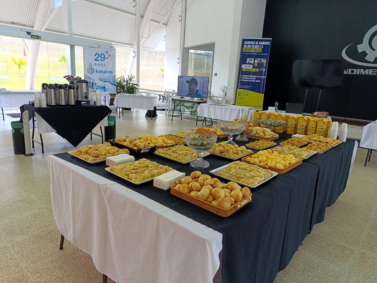 Grande montagem de coffee break para evento corporativo