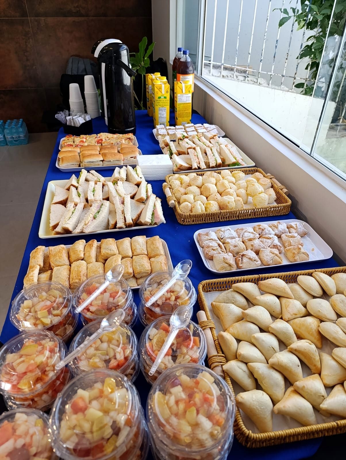 Coffee break com frutas, sanduíches, doces e salgados