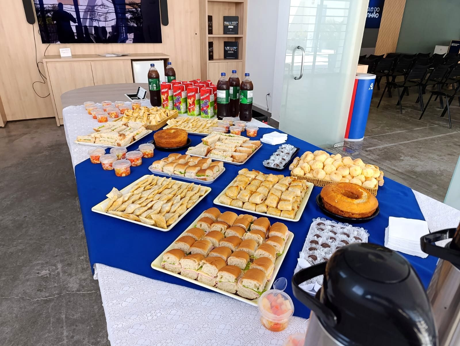 Coffee break corporativo completo com mesa azul