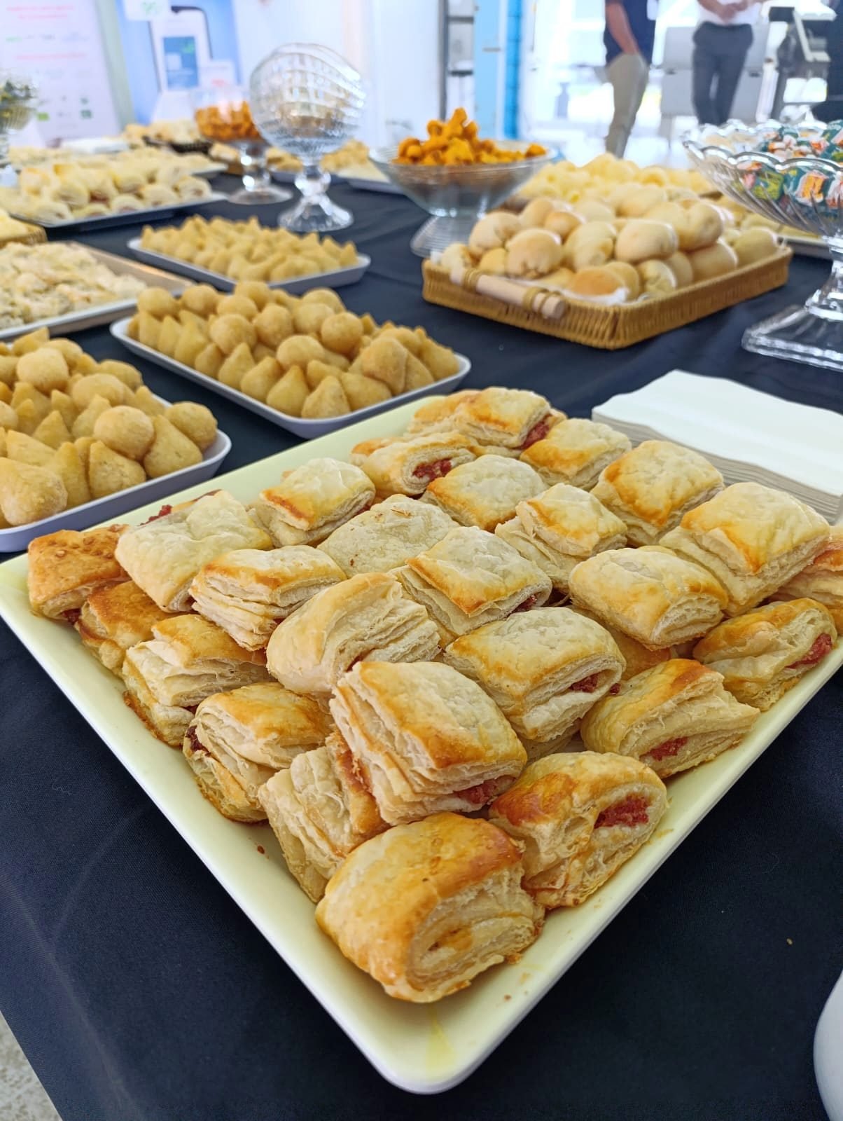 Detalhe de folhados preparados para coffee break