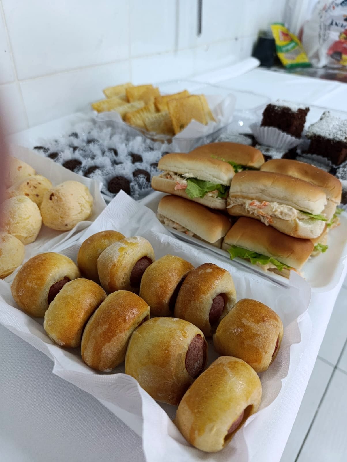 Mini sanduíches e salgados para coffee break